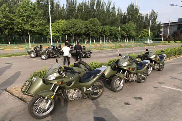 東方時尚駕校：靠邊停車注意事項