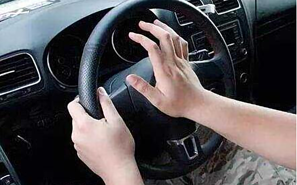 北京東方時(shí)尚駕校教你《霧天安全駕駛技巧》