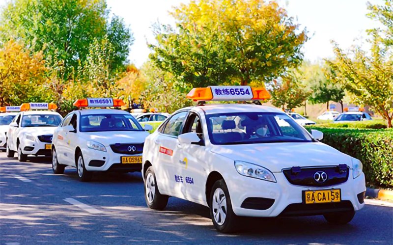 東方時(shí)尚駕校教你學(xué)習(xí)側(cè)方停車(chē)技術(shù)要點(diǎn)