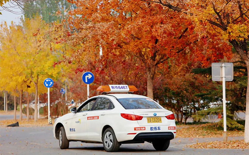 東方時(shí)尚駕校教你學(xué)習(xí)側(cè)方停車(chē)技術(shù)要點(diǎn)