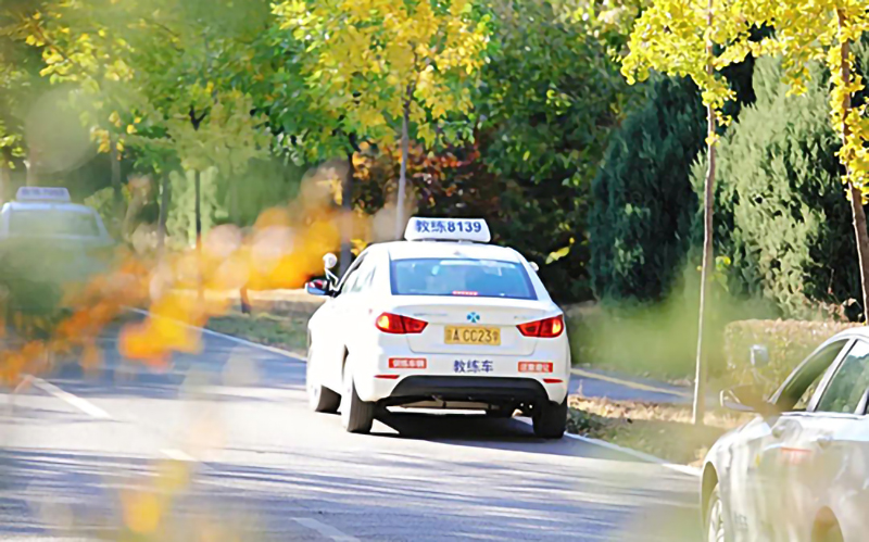 「東方時尚駕校」